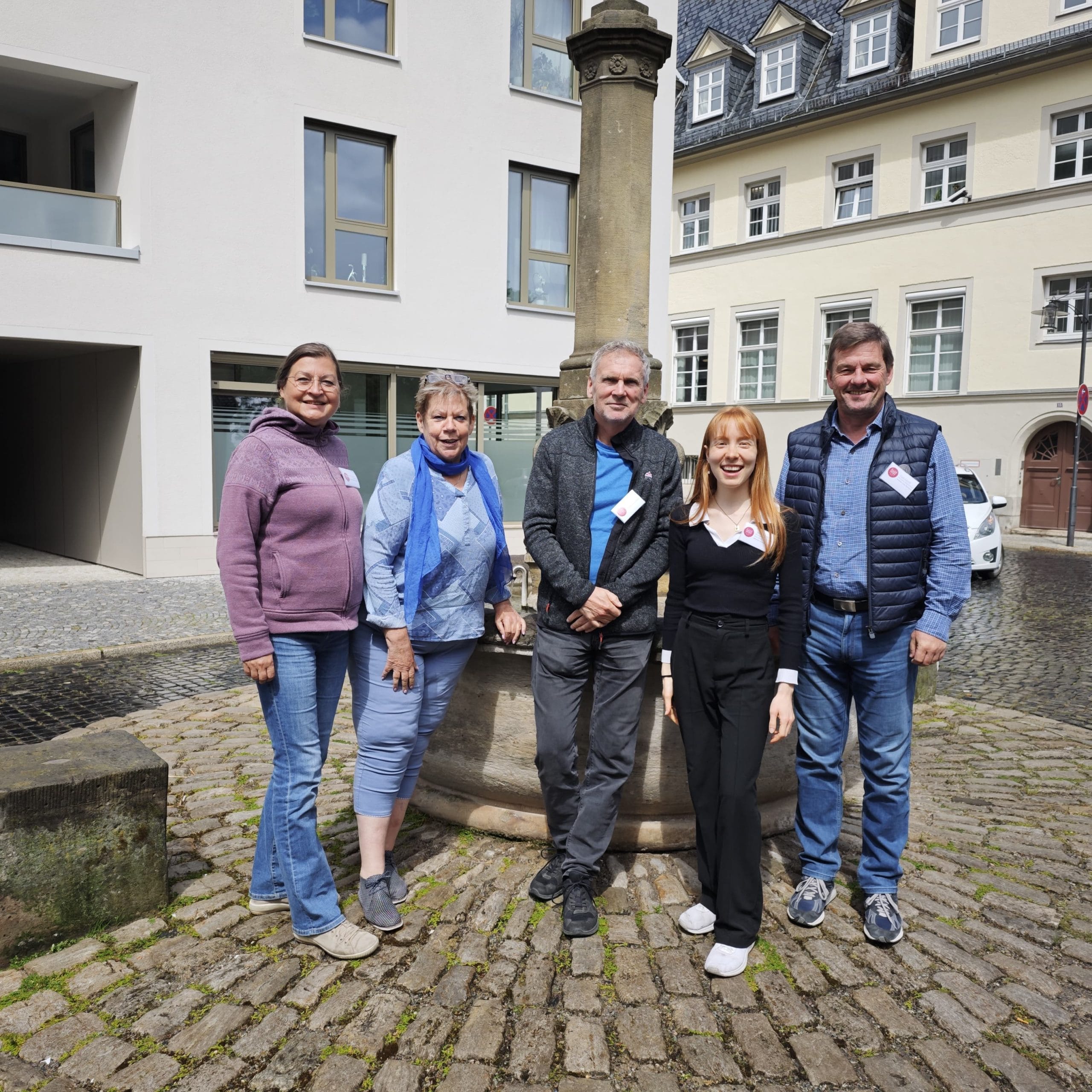 Team der Freiwilligenagentur Vielfalt vor dem Landratsamt